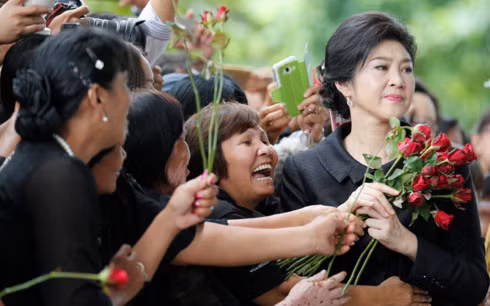 Những người ủng hộ bà Yingluck vẫn tiếp tục đón bà tại cửa Tòa án Tối cao bằng những bông hoa hồng và trong kia, một bản án 10 năm cũng đang chờ đợi “Người đàn bà đẹp” của Thái Lan.
