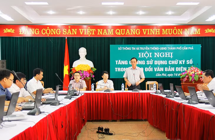 Hội nghị phổ biến về tăng cường sử dụng chữ ký số trong trao đổi văn bản điện tử do Sở TT-TT tổ chức ở TP Cẩm Phả năm 2016. Ảnh: Sở TT-TT