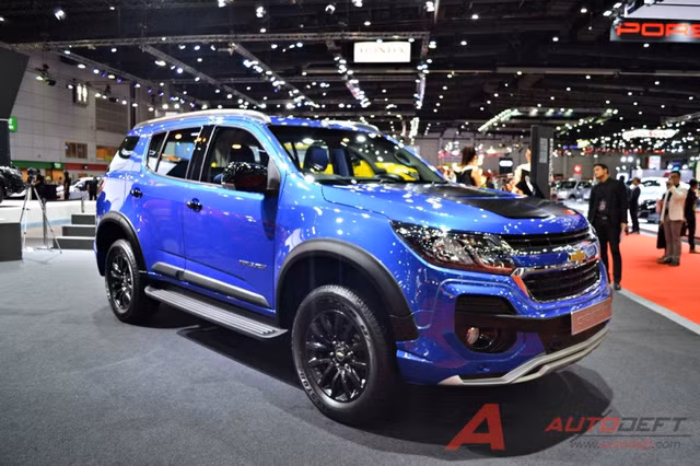 Trên nắp capô xuất hiện logo "Z71" màu đỏ và trắng như dấu hiệu nhận biết. Ngoài ra, một phần của nắp capô được sơn màu đen nhám giúp Chevrolet Trailblazer Z71 thêm cá tính.