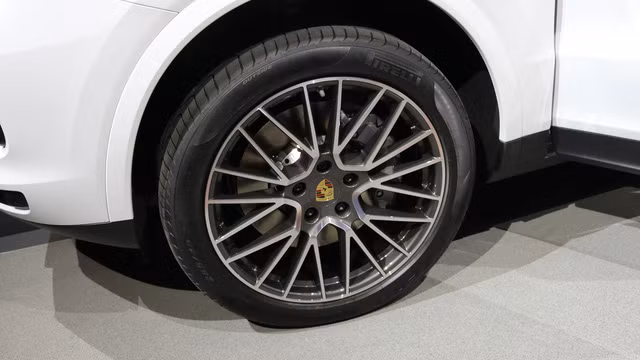 Hãng Porsche khẳng định, Cayenne 2018 "được thiết kế như xe thể thao trong phân khúc". Xe được trang bị nhiều loại la-zăng khác nhau với đường kính từ 19-21 inch.
