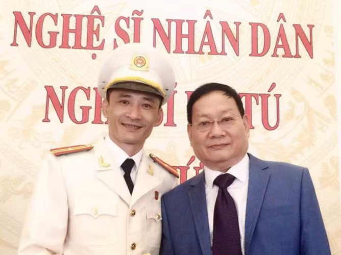 Với những đóng góp cho sân khấu kịch, anh được nhà nước phong tặng danh hiệu Nghệ sĩ ưu tú.