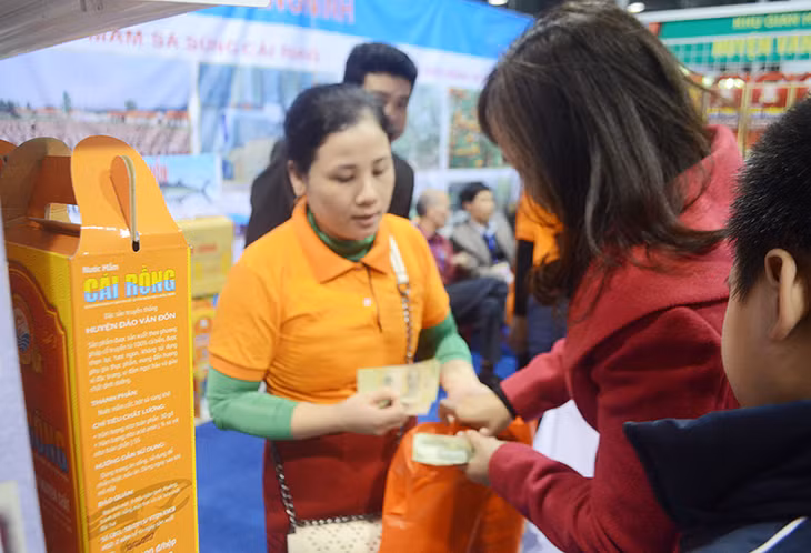Các kỳ Hội chợ OCOP Quảng Ninh luôn thu hút đông đảo người dân tới tham quan, mua sắm