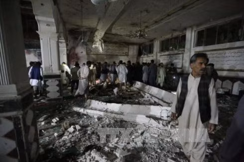 Quang cảnh đổ nát tại hiện trường vụ tấn công nhà thờ Hồi giáo ở Herat, miền Tây Afghanistan ngày 1/8. (Ảnh: EPA/TTXVN)