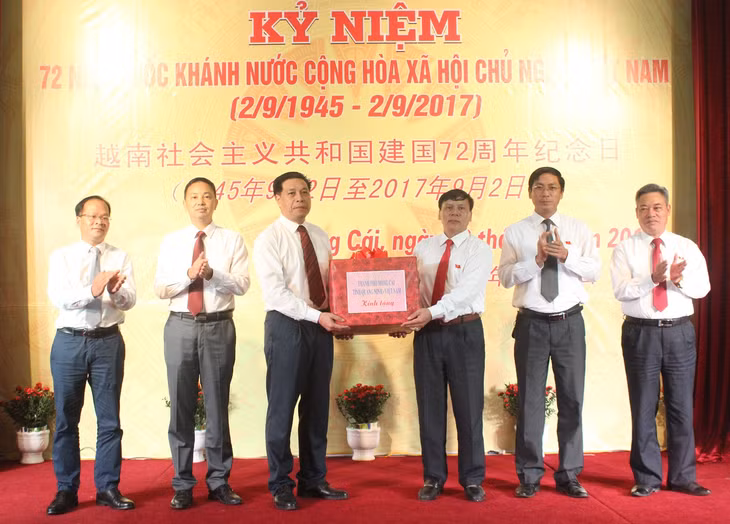 Lãnh đạo TP Móng Cái tặng quà Đoàn đại biểu phía Trung Quốc đã sang thăm.