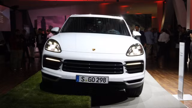 Bên ngoài, Porsche Cayenne 2018 được trang bị đầu xe lưới tản nhiệt và hốc đèn sương mù đi kèm những thanh ngang.