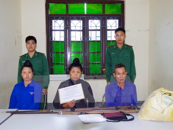 Các đối tượng cùng tang vật thu giữ tại cơ quan điều tra. (Nguồn: TTXVN)