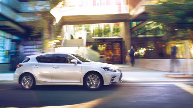 Về an toàn, CT 200h 2017 tại Nhật Bản có hệ thống Lexus Safety System+, bao gồm hỗ trợ tránh va chạm, cảnh báo chuyển làn đường, tính năng kiểm soát đánh lái, đèn pha tự động và hệ thống kiểm soát hành trình bằng radar.