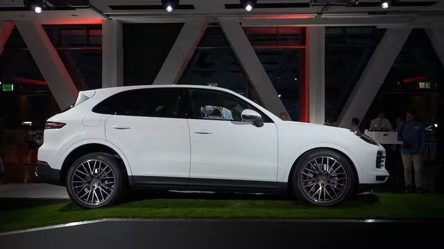 Ở thế hệ mới, Porsche Cayenne vẫn giữ nguyên chiều dài cơ sở là 2.895 mm trong khi chiều dài tổng thể tăng 76 mm lên 4.927 mm.