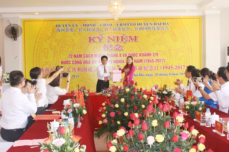 Lãnh đạo Khu Phòng Thành tặng quà chúc mừng huyện Hải Hà nhân kỷ niệm 72 năm ngày Quốc khánh 2/9