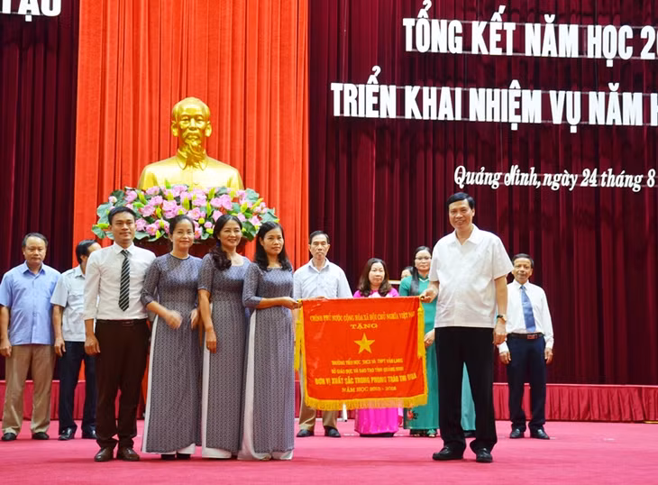 Trường Tiểu học, THCS và THPT Văn Lang (Hạ Long) được nhận cờ thi đua của Thủ tướng Chính phủ.