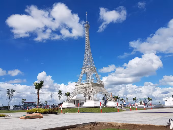 Trong công viên khu dân cư Cát Tường Phú Sinh, tại ấp Rạch Sên, xã Mỹ Hạnh Bắc, huyện Đức Hòa, Long An, mới xuất hiện rất nhiều mô hình phỏng theo các công trình nổi tiếng thế giới.