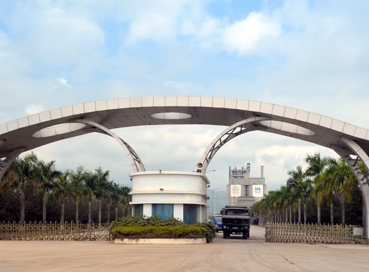 Các doanh nghiệp xi măng, nhiệt điện, than... bắt buộc phải lắp các trạm quan trắc môi trường tự động kết nối vào trung tâm quan trắc của tỉnh. Trong ảnh: Nhà máy Xi măng Thăng Long (huyện Hoành Bồ).