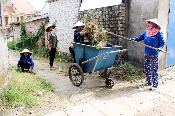 Tổ thu gom rác thải thôn 15, xã Hiệp Hoà, TX Quảng Yên, thu gom rác trên địa bàn 2 lần/tuần.