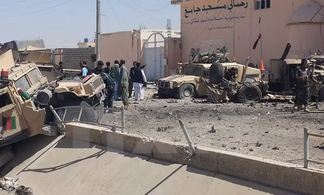 Cảnh sát điều tra tại hiện trường vụ đánh bom xe ở Lashkar Gah, thủ phủ tỉnh Helmand, ngày 23/8. (Nguồn: AFP/TTXVN)