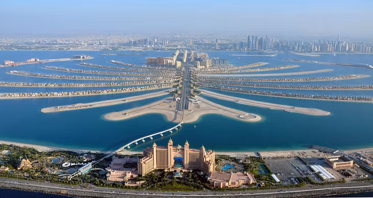 Palm Jumeirah giờ đã kín đặc biệt thự và khách sạn, nối với đất liền bằng đường hầm dưới biển 6 làn. Hòn đảo này đã tăng thêm 78 km bờ biển cho Dubai. Ảnh: Skift.