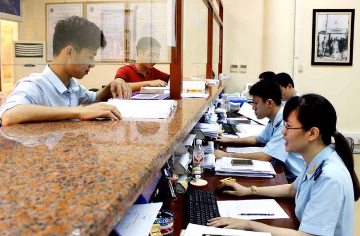 Chi cục Hải quan Cửa khẩu Móng Cái hướng dẫn các doanh nghiệp làm thủ tục XNK hàng hoá.
