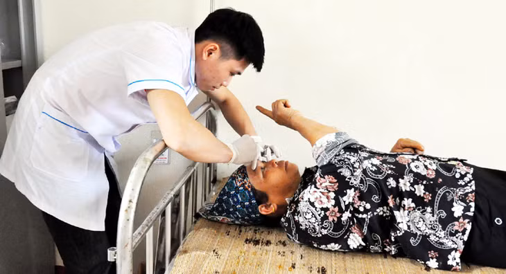 Bác sĩ Bệnh viện Bãi Cháy khám bệnh lưu động cho người dân xã đảo Cái Chiên, huyện Hải Hà, tháng 4-2017. Ảnh: HOÀNG QUÝ