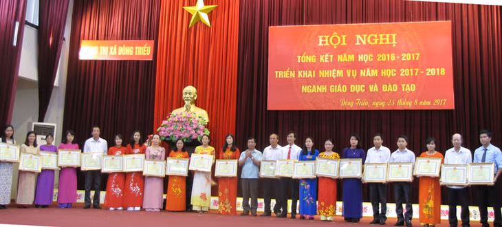 Chủ tịch UBND thị xã Hà Hải Dương trao giấy khen cho các tập thể, cá nhân