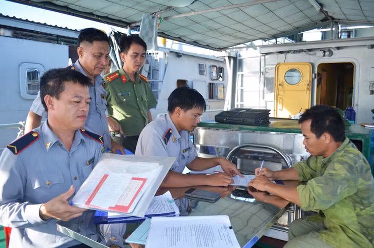 Ngư dân vi phạm ký biên bản xử phạt