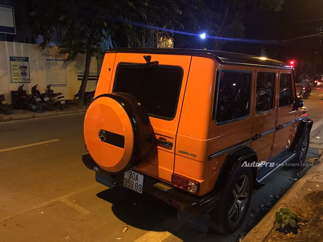 Ngoài ra, Mercedes-Benz G63 AMG còn được trang bị la-zăng 20 inch và phanh đĩa hiệu suất cao cỡ lớn, đi kèm kẹp phanh màu đỏ của AMG.