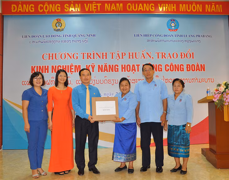 Đồng chí Trần Danh Chức, Chủ tịch LĐLĐ tỉnh trao tặng quà cho Liên hiệp Công đoàn Luang Prabang.