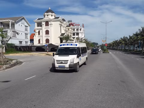 Đoàn diễu hành tuyên truyền Luật Giao thông đường bộ 