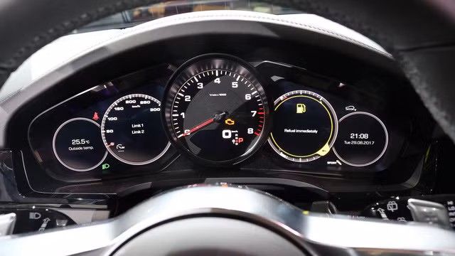 Bước vào bên trong Porsche Cayenne thế hệ mới, người lái sẽ thấy đồng hồ đo vòng tua máy dạng analog truyền thống và cặp màn hình màu 7 inch ở hai bên nhằm cung cấp thêm nhiều thông tin cho người lái.