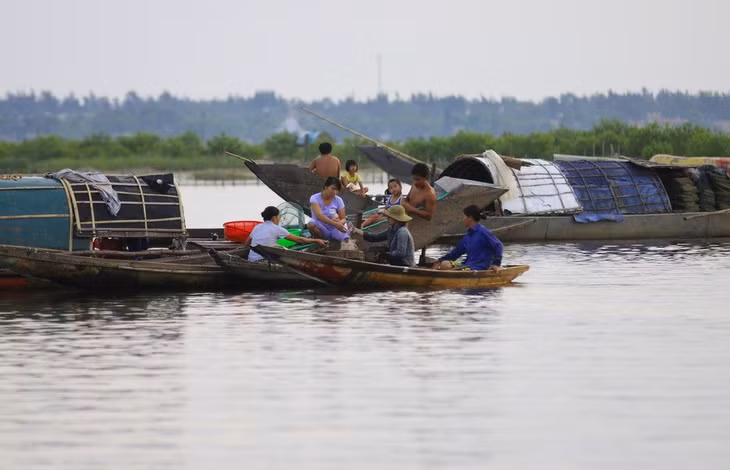  Nhộn nhịp cuộc sống trên đầm Quảng Lợi lúc bình minh. (Ảnh: Hồ Cầu/TTXVN)