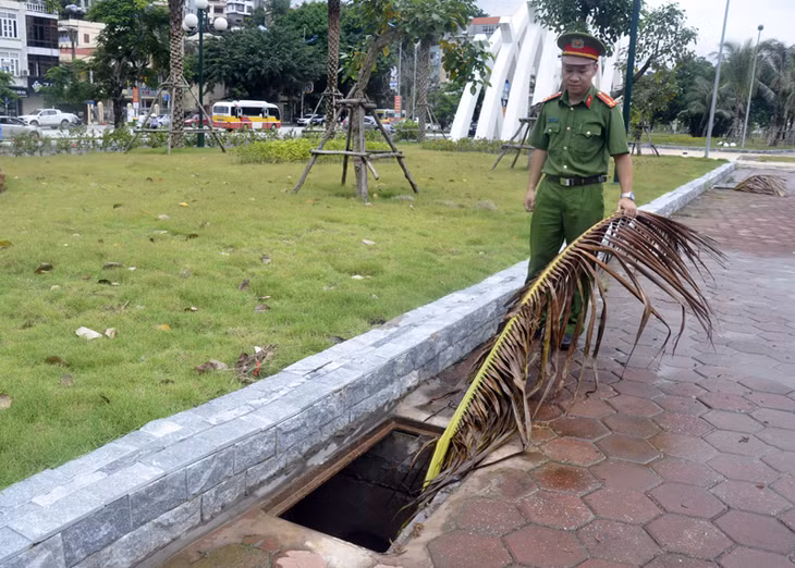 Nắp cống thu nước bằng gang trong Công viên bị mất.