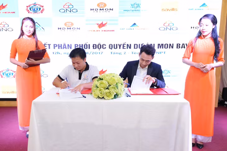Ông Nguyễn Hải Đăng - Tổng Giám đốc Công ty TNHH HDMON Hạ Long và ông Phạm Trung Hiếu - Chủ tịch Liên minh sàn BĐS QNG kí kết hợp đồng phân phối độc quyền dự án Mon Bay Hạ Long.