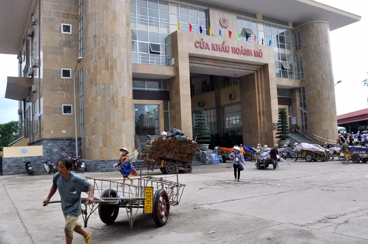 Người lao động Việt Nam xuất cảnh sang Trung Quốc làm thuê bốc vác, vận chuyển hàng qua giấy thông hành 