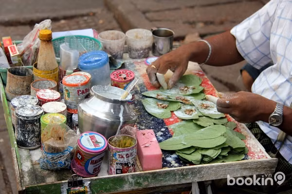7. Người Myanmar rất thích ăn trầu Nhai trầu là một thói quen và sở thích hàng ngày của người Myanmar, vì thế bạn sẽ nhìn thấy các cửa hàng bán trầu có ở khắp mọi nơi trên đất nước này. Tại Myanma, người lớn tuổi dùng nhiều trầu nhất. Với họ hàm răng đỏ là niềm tự hào.