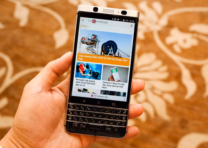KeyOne được xem là mẫu điện thoại có bàn phím QWERTY vật lý mạnh nhất của BlackBerry hiện nay. Máy sử dụng màn hình 4,5 inch độ phân giải 1.620 x 1.080 pixel.