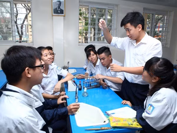 Giờ học thực hành của học sinh trường Trung học phổ thông Nguyễn Gia Thiều. (Ảnh: Quý Trung/TTXVN)