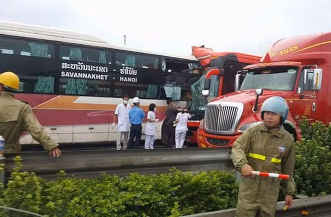 Hiện trường vụ tai nạn khiến phần đầu và đuôi hai xe hư hỏng nặng. Ảnh: Anh Tuấn.