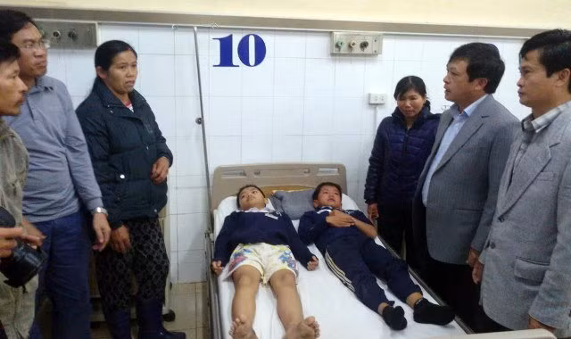 Lãnh đạo tỉnh Lâm Đồng và TP Đà Lạt thăm hỏi, động viên các học sinh.