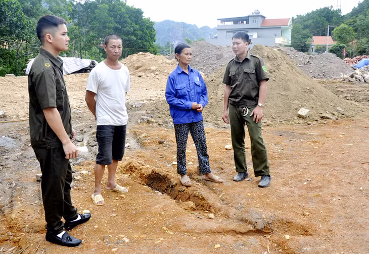 Cán bộ xã Sơn Dương (huyện Hoành Bồ) tuyên truyền cho người dân về chính sách đền bù, giải phóng mặt bằng.