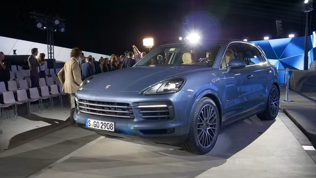 Dù tăng kích thước, Porsche Cayenne 2018 bản tiêu chuẩn lại nhẹ hơn 55 kg so với phiên bản cũ. Con số tương ứng của Porsche Cayenne S 2018 là 65 kg. Có được điều đó là nhờ phần thân vỏ bên ngoài, sàn xe và gần như mọi bộ phận khung gầm đều được làm bằng nhôm. Bên cạnh đó là ắc-quy khởi động lithium-polymer giúp giảm 9 kg trọng lượng.