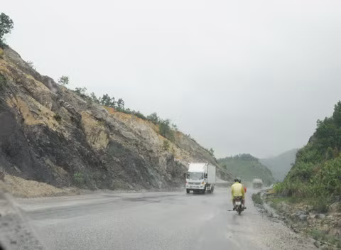 Các cơ quan chức năng cần có biển cảnh báo cho người và phương tiện khi đi qua đây 