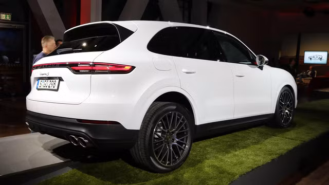 Tuy nhiên, tính năng tùy chọn mới thú vị nhất của Cayenne 2018 phải là phanh Porsche Surface Coated Brake. Được áp dụng cho vành 20 hoặc 21 inch, hệ thống phanh này đi kèm rô-to bằng thép phủ vonfram cacbua đặc biệt. Tuy nhiên, phanh carbon-gốm mới là tùy chọn hiệu suất cao nhất của Porsche Cayenne 2018.