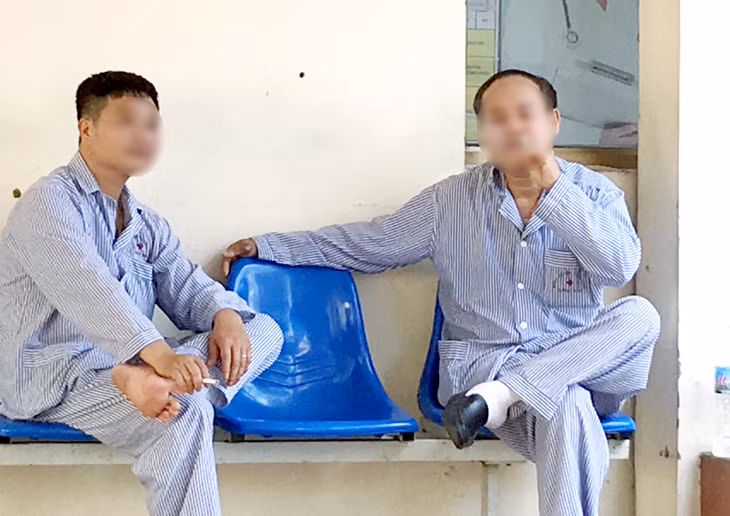 Người bệnh thảnh nhiên hút thuốc lá ngay trong Bệnh viện Đa khoa tỉnh. Ảnh: Đỗ Giang