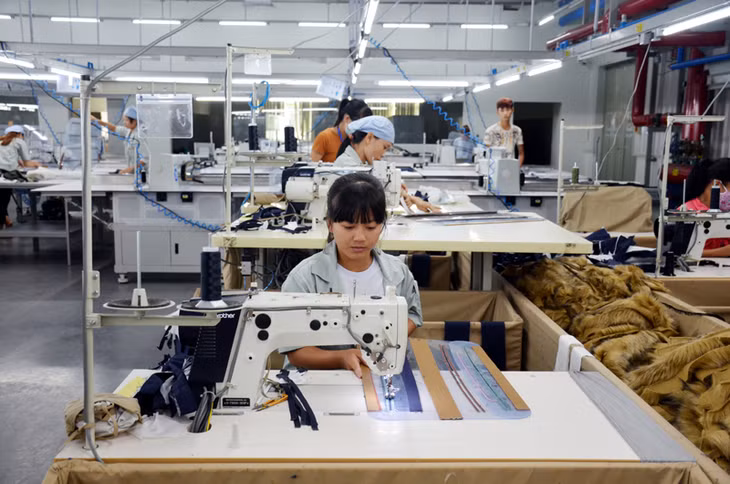 Em Nguyễn Thị Huệ, xã Quảng Thành, huyện Hải Hà đang học nghề tại Công ty TNHH May mặc Hoa Lợi Đạt Việt Nam.