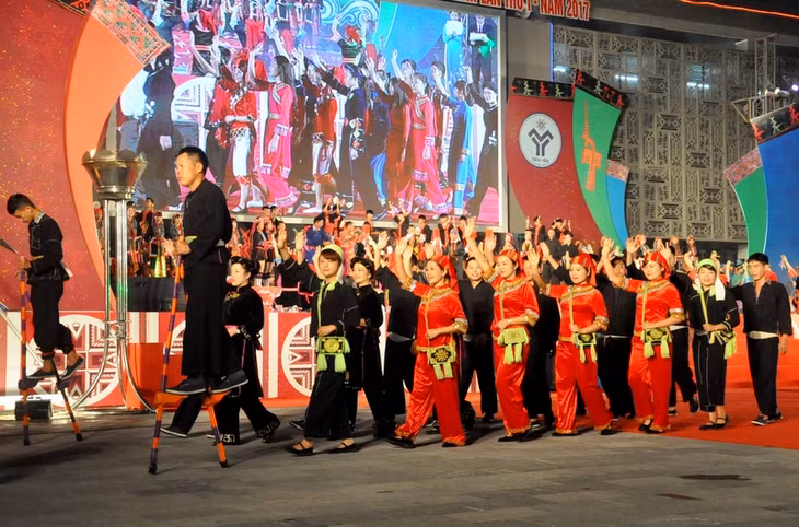 Trò chơi dân gian như Đi cà kheo, Ném còn và trang phục truyền thống rực rỡ sắc màu được các đoàn mang đến lễ khai mạc.