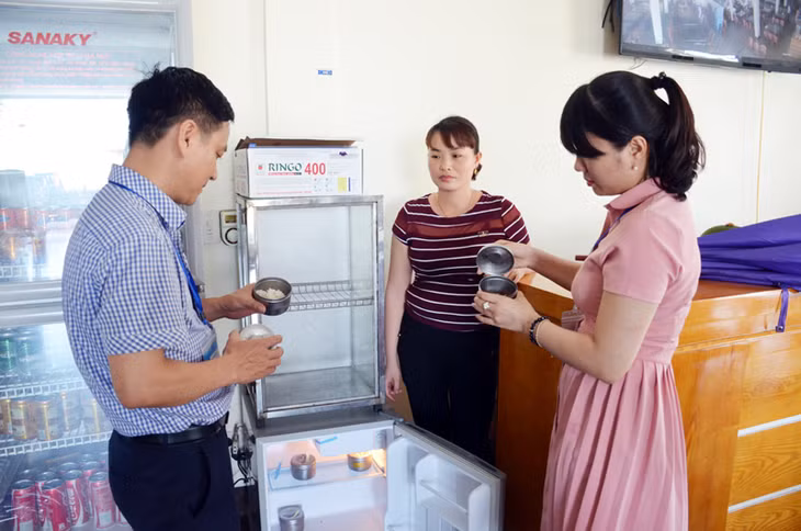 Cán bộ Phòng Y tế Cẩm Phả kiểm tra tủ lưu mẫu thức ăn của Nhà hàng Bình Tiến, phường Cẩm Bình, TP Cẩm Phả.