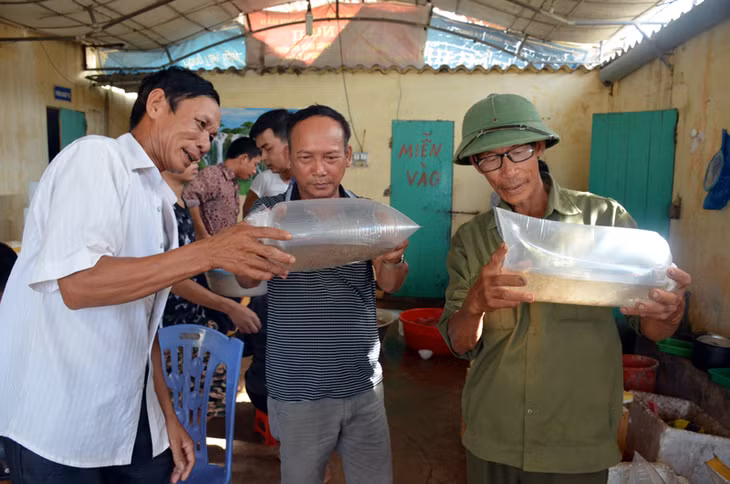 Người dân đến mua tôm sú giống tại Công ty TNHH Minh Hàn (TX Quảng Yên).