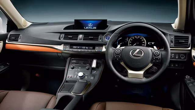 Bên trong Lexus CT 200h 2017 phiên bản Nhật nội địa là 3 màu nội thất mới, bao gồm nâu nhám Bamboo, nâu Sanfrea Brown và nhôm Book Aluminium.