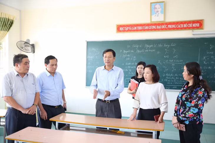 Đồng chí Bí thư Tỉnh ủy cùng đoàn công tác kiểm tra cơ sở vật chất, lớp học của nhà trường