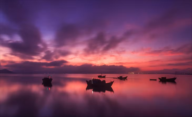 Biển Quy Nhơn không ồn ào, náo nhiệt như Nha Trang hay Đà Nẵng mà là nơi để du khách cảm nhận sự thanh bình và đắm chìm trong sắc màu bình minh tuyệt đẹp. Không khí nơi đây luôn trong lành, dễ chịu. Ảnh: Nguyễn Tiến Trình.