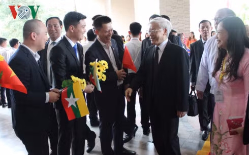 Cán bộ, nhân viên Đại sứ quan đón chào Tổng Bí thư tại sân bay