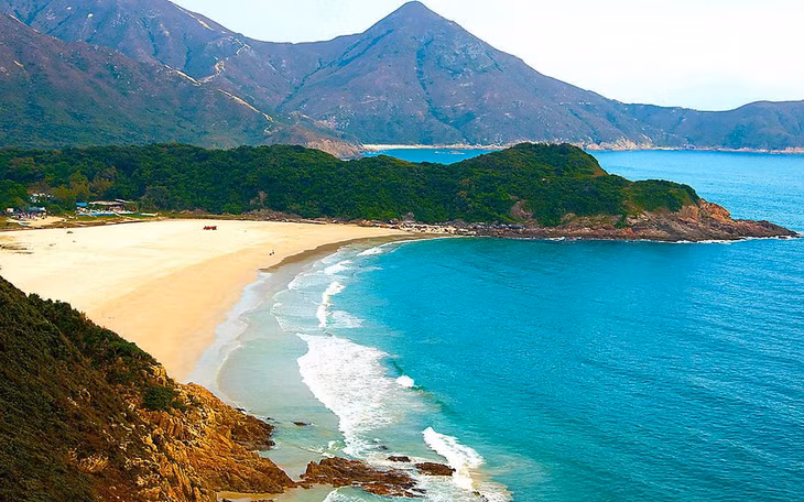 5. Myanmar có 2.000 km bờ biển và hàng trăm bãi biển Bãi biển Ngwe Saung đẹp nguyên sơ còn có tên gọi là Biển Bạc chỉ cách Yangon 5 giờ lái xe, với bờ cát kéo dài 13 km và được coi là bãi biển dài nhất châu Á. Các bãi biển khác vẫn còn giữ nguyên nét nguyên sơ hiếm có và đặc biệt đẹp khi hoàng hôn về.